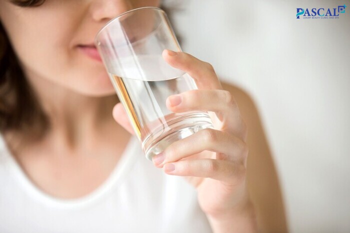 Uống đủ nước hiệu quả tăng cường trao đổi chất, giúp giảm nhanh mỡ bắp tay 