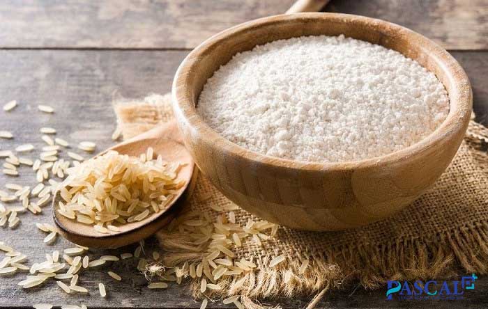 Bột cám gạo có chứa nhiều acid phytic và vitamin nhóm B đóng vai trò loại bỏ các tế bào chết ở trên da