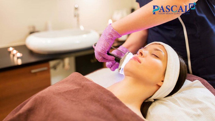 Thẩm mỹ viện Pascal ứng dụng công nghệ Ly Tâm PrP để điều trị mụn viêm cho khách hàng.