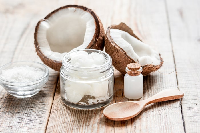 Dầu dừa là nguyên liệu làm sữa rửa mặt tại nhà cho da khô được ưa chuộng