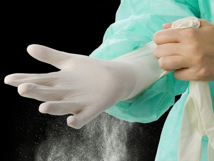 Đeo găng tay trẻ hóa mu bàn tay giúp bảo vệ làn da tay khi tiếp xúc với nước và hóa chất 