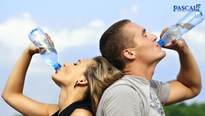 Xóa vết nhăn nên uống đủ nước mỗi ngày 