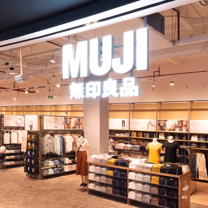 Muji là thương hiệu chuyên bán đồ gia dụng Nhật Bản, sau đó mở "lấn sân" kinh doanh các sản phẩm mỹ phẩm. 