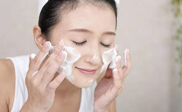 Rửa mặt nhanh chóng giúp loại bỏ bụi bẩn, dầu thừa, kem chống nắng sót lại trên làn da 